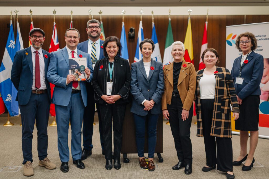Les députés hôtes de la réception parlementaire du CCCE posant pour une photo aux côtés de Naomi Azrieli, James Janeiro et Liv Mendelsohn du CCCE
