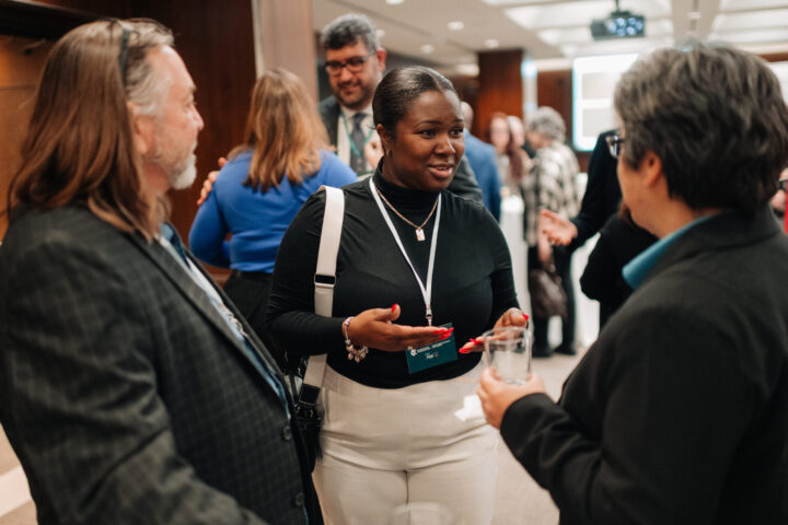 Scott Robins et Juanita Forde du programme de bourses DSP s'entretiennent avec Ann Hines.