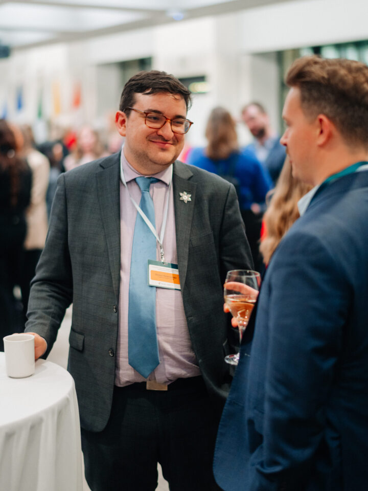 Daniel Nowoselski de la Société canadienne du cancer discutant avec un autre participant