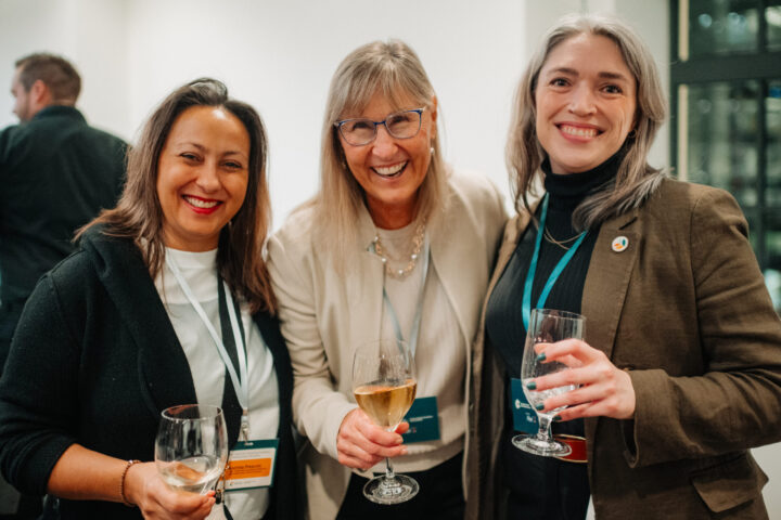 Grace Smith du CCEA en compagnie de Katrina Prescott, coprésidente de Caregivers CAN, et de Barb MacLean, directrice générale de Family Caregivers of BC.