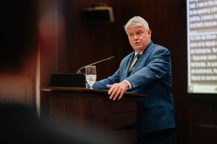 Le député Terry Sheehan s'exprimant sur le podium