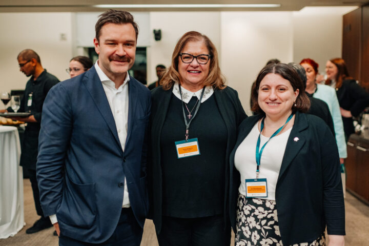 Liv Mendelsohn du CCEA avec les députés Anna Roberts et Matt Jeneroux